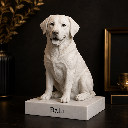 Personalisierte Hunde-Figur nach Foto in kaltweißer PLA-Marmoroptik auf weißem Sockel