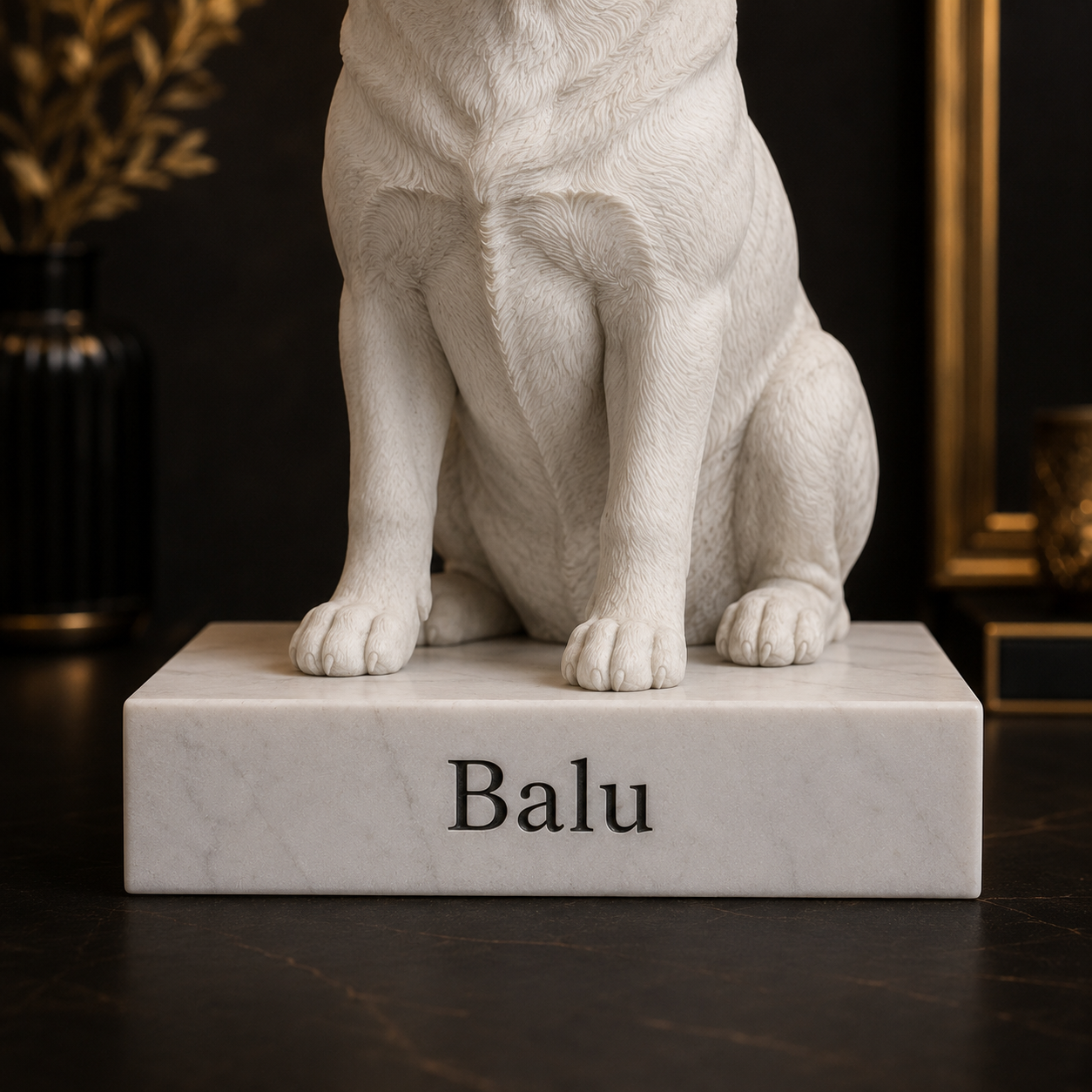 Personalisierte Hunde-Figur mit schwarzer Gravur auf weißem Sockel